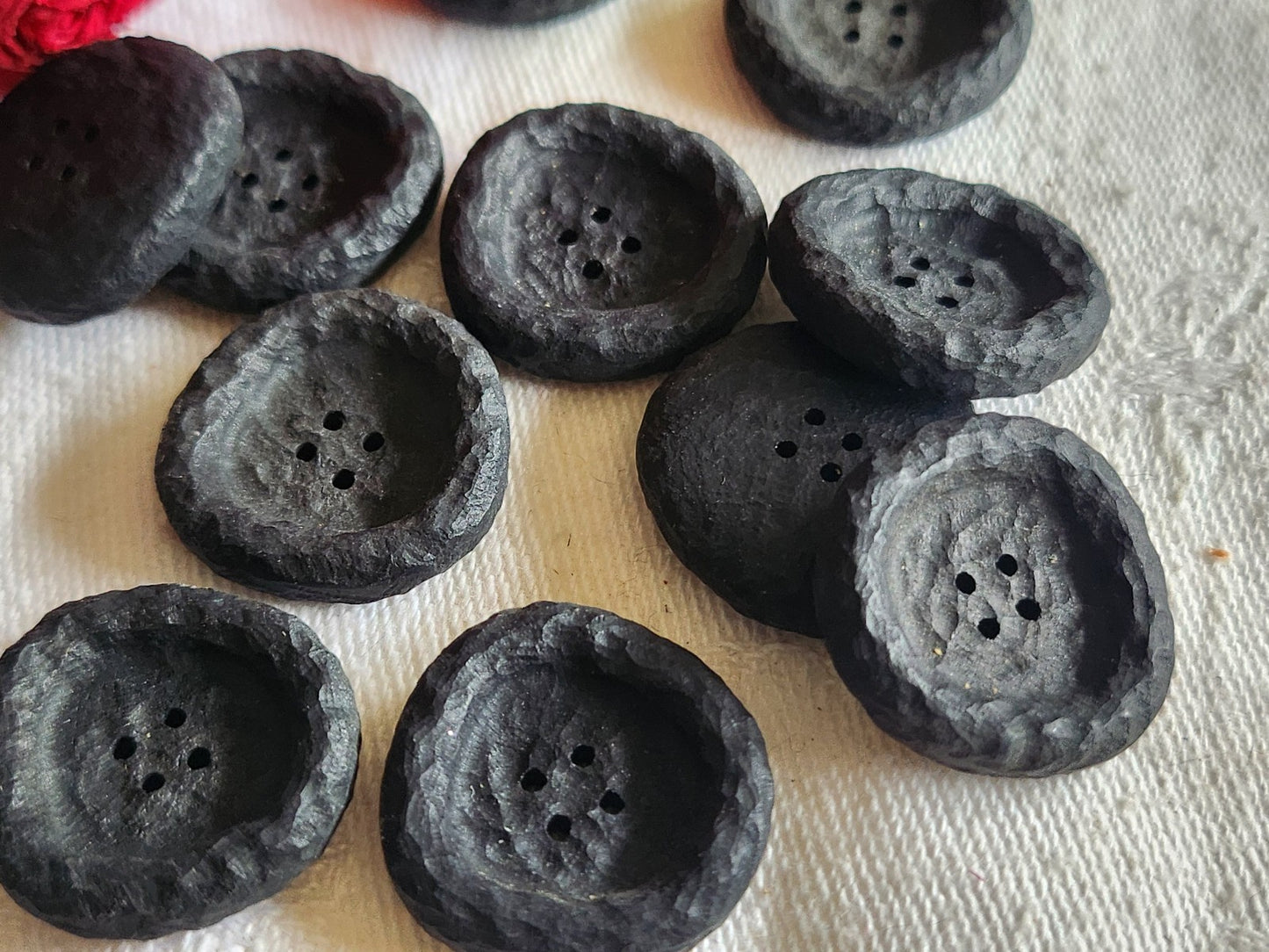 Lot 12 boutons vintage noir mat texturé 2,1 cm trous ref 1150