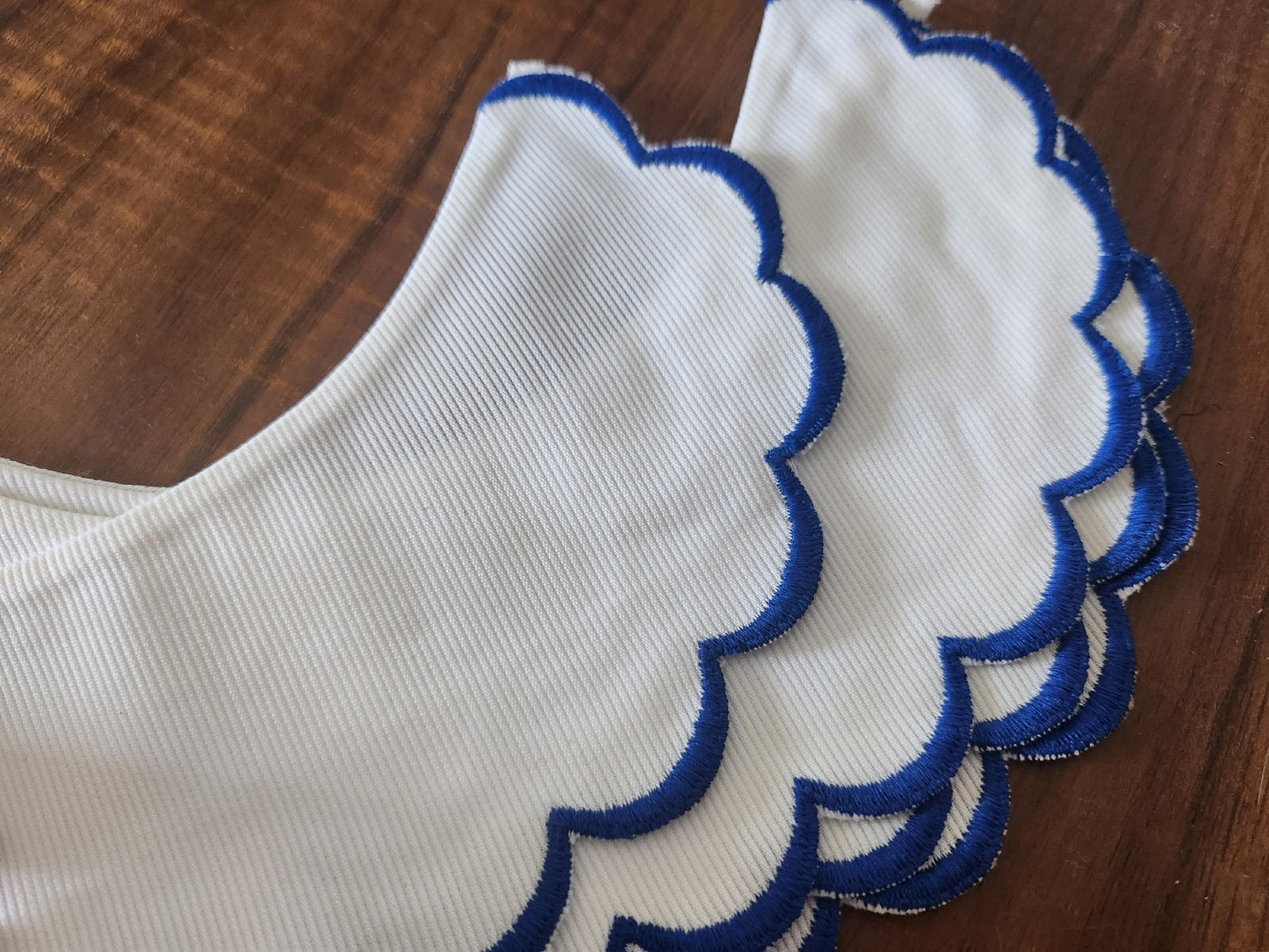 Ancien col en tissu tramé broderie bleu feston à l'unité B3-1