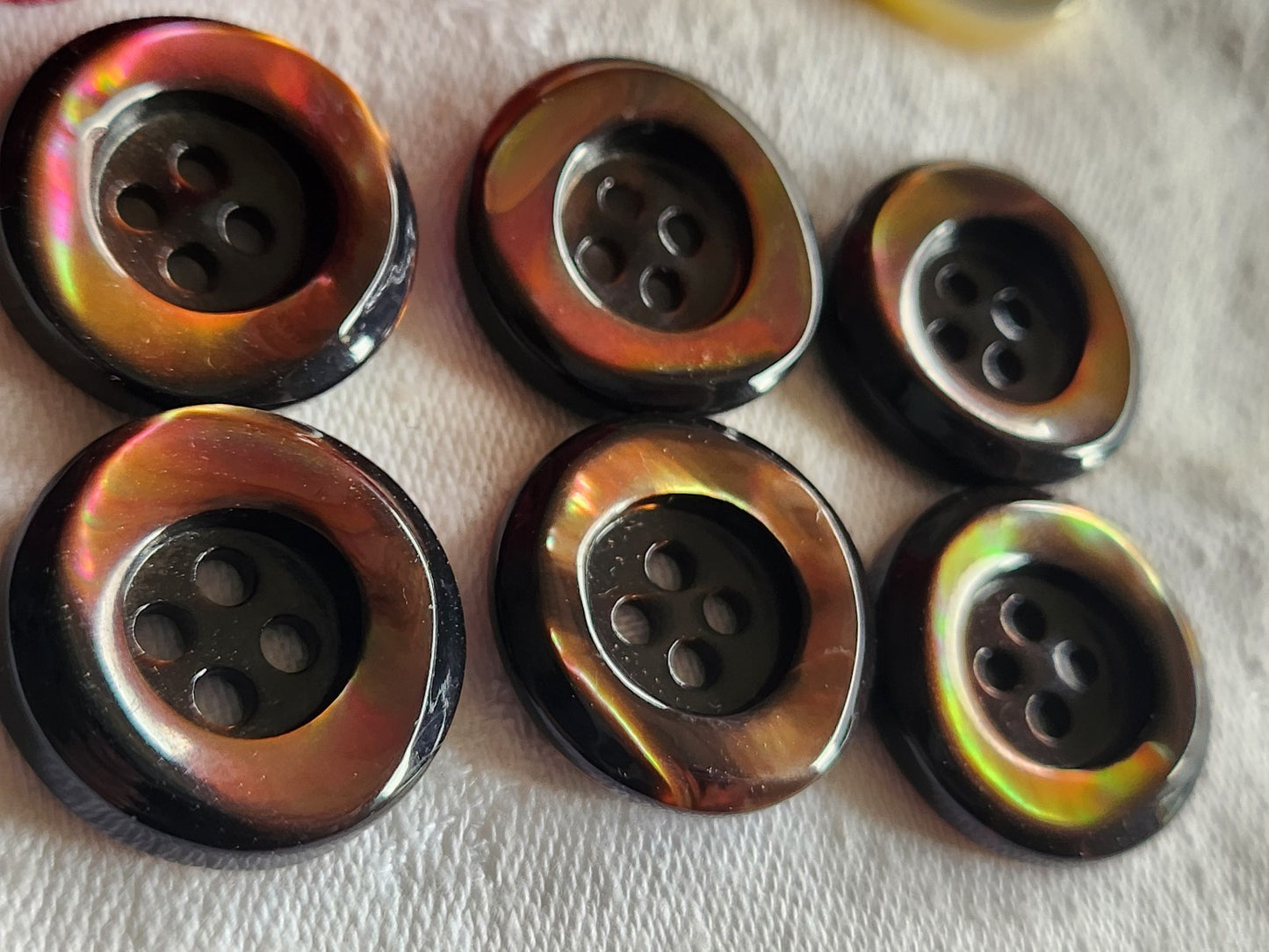 Lot 6 boutons anciens en nacre marron épais bord 2,2 cm lourd ref 6005