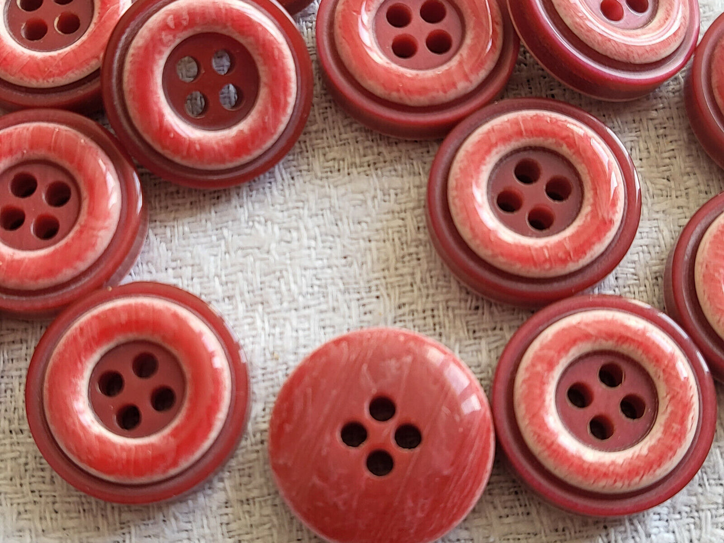 Lot 12 épais boutons vintage rouge travaillé diamètre1,7 cm ref 150