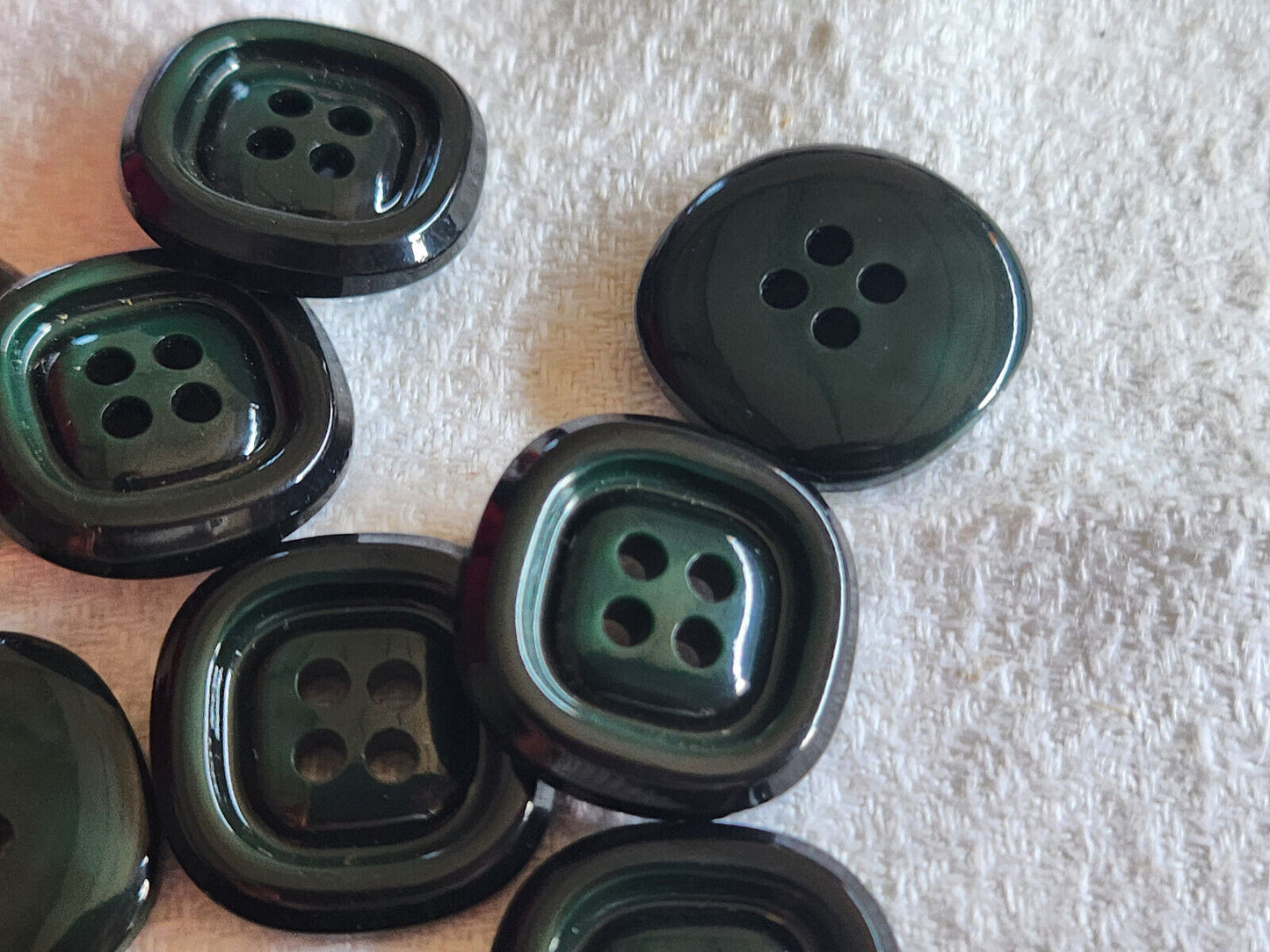Lot 12 boutons vintage vert épais trous 2 cm ref 4772