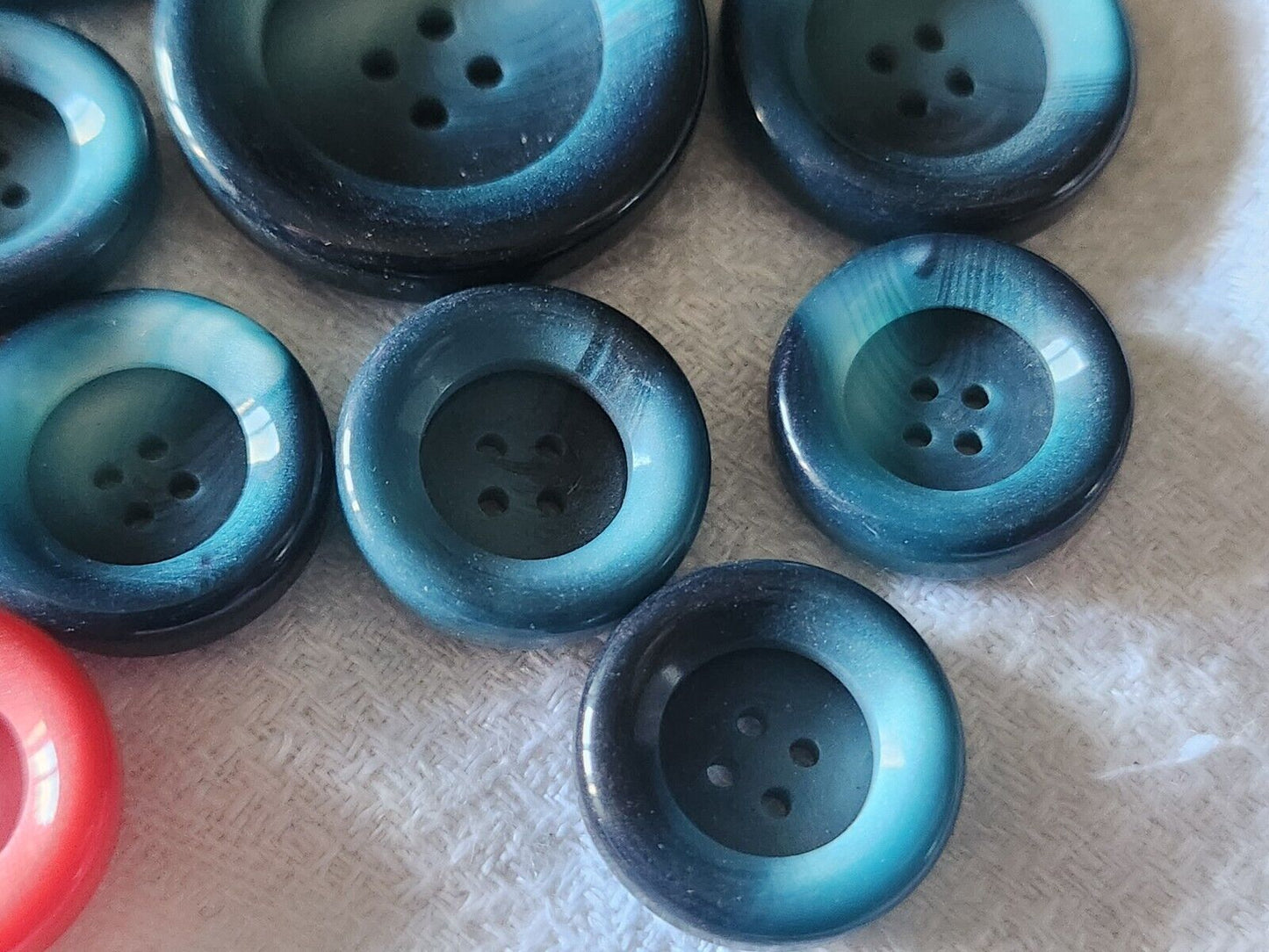 Lot 12 boutons vintage panaché mm modéle rouge bleu 1,7 à 2,8 cm ref 4767