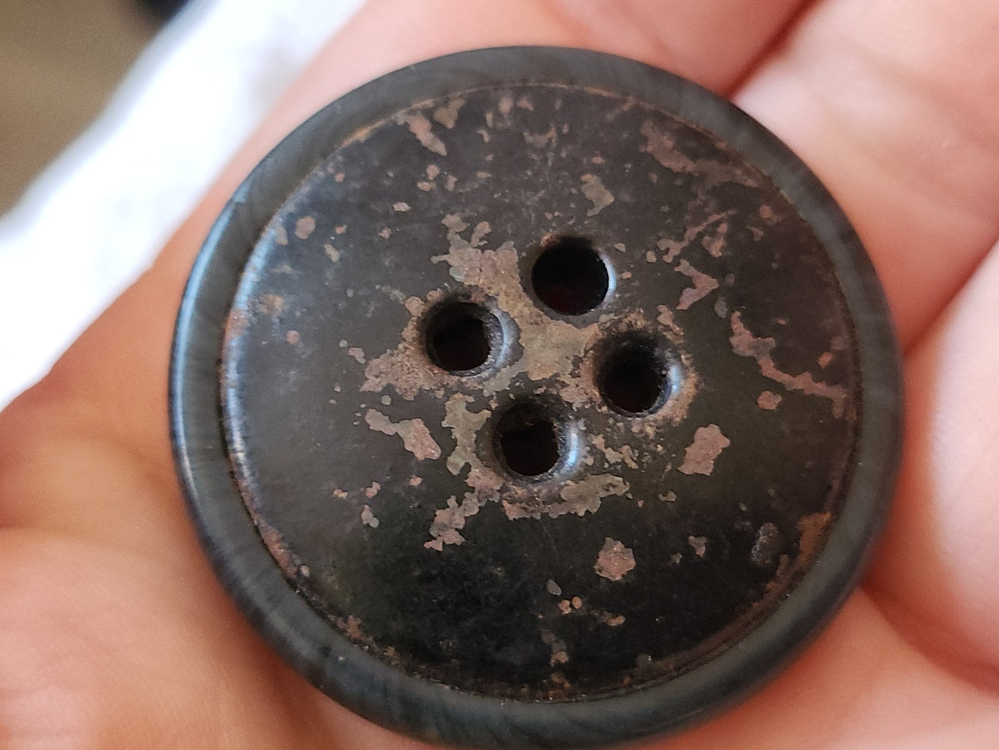 Gros bouton ancien celluloid 4 cm XXL trous D19N