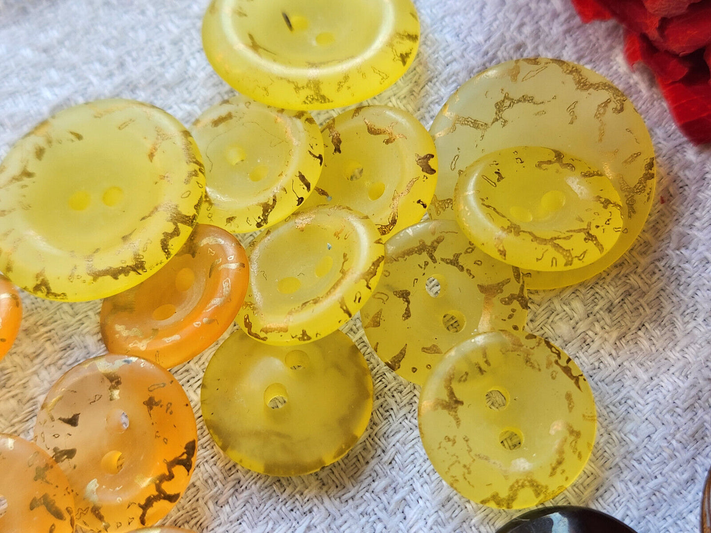 Lot 18 boutons vintage jaune orange panaché 1,5 et 2,2 cm ref 5368