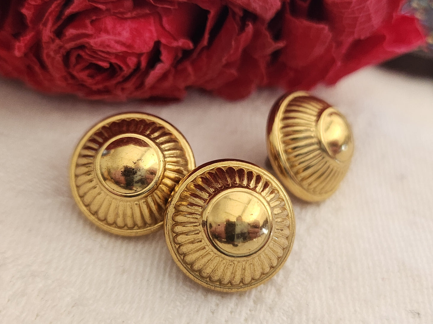 Trio boutons vintage en metal doré grelot 1,3 cm pied G2B