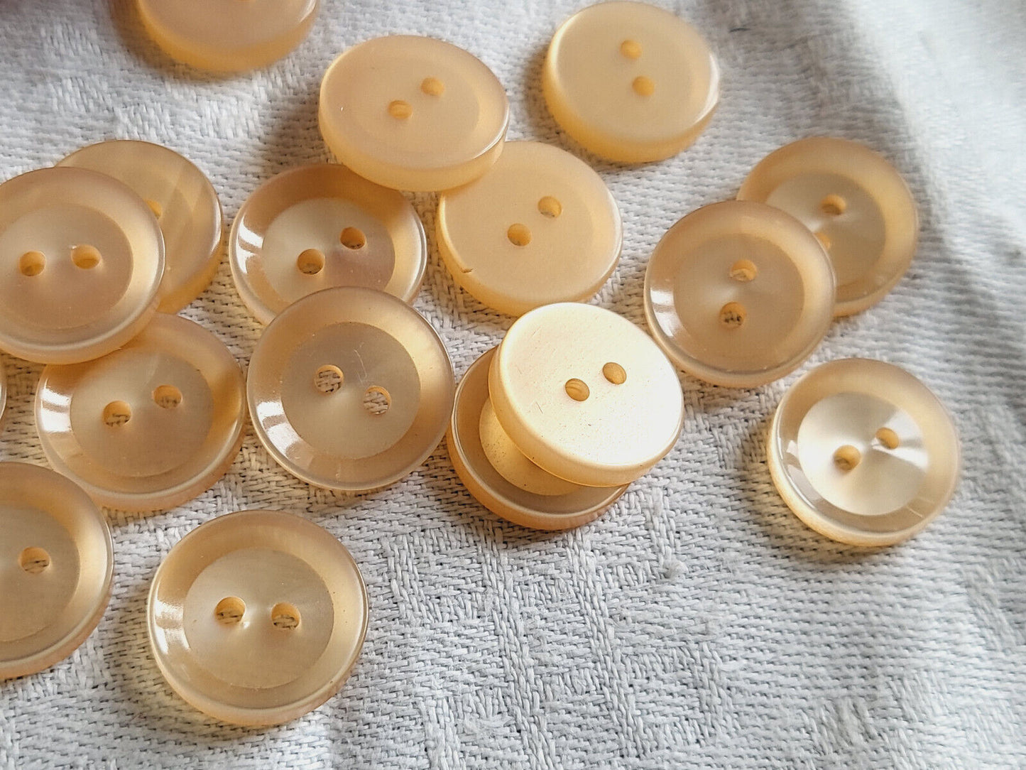 Lot 16 petits boutons rose lumineux diamètre: 1,4 cm couture ref 1018