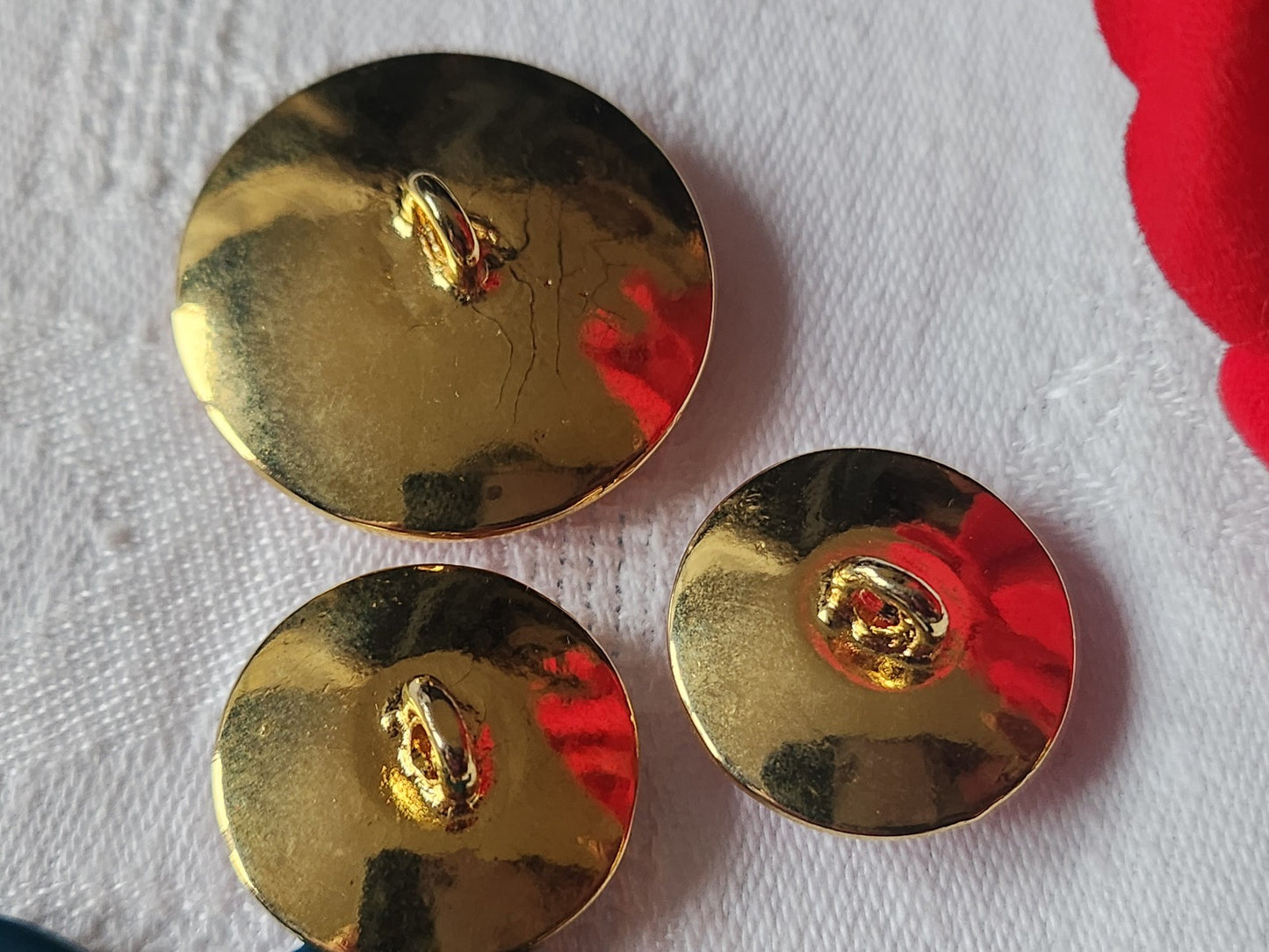 Trio lourd boutons vintage en métal rouge emaillé 2,2 et 3,1 cm ref 215