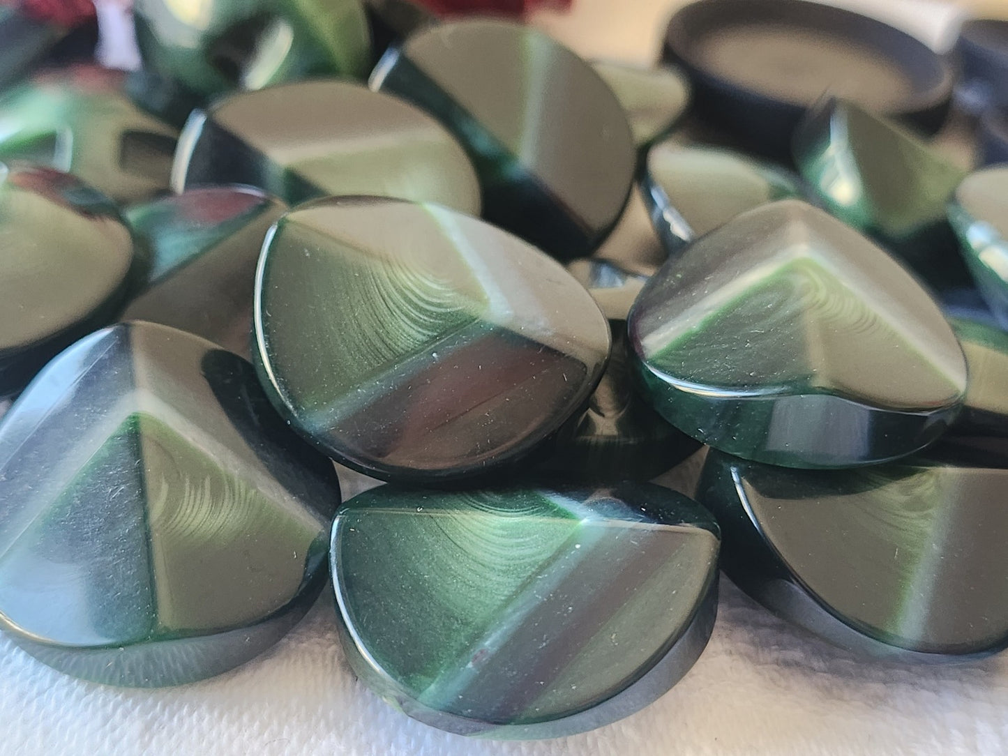Lot 6 boutons vintage à pied vert liseré nacré pied 2,2 cm ref 5033