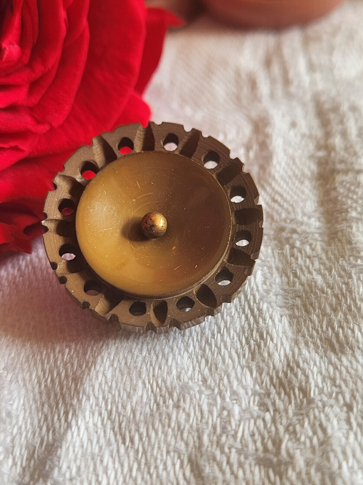 Bouton ancien collection marron ajouré original pied métal 2,3 cm ref 1140