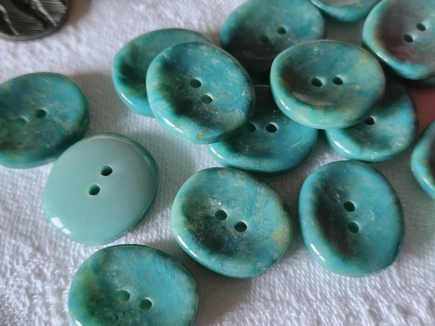 Lot 9 boutons vintage turquoise bleu moucheté ovale 1,7 sur 1,9 cm ref 3235