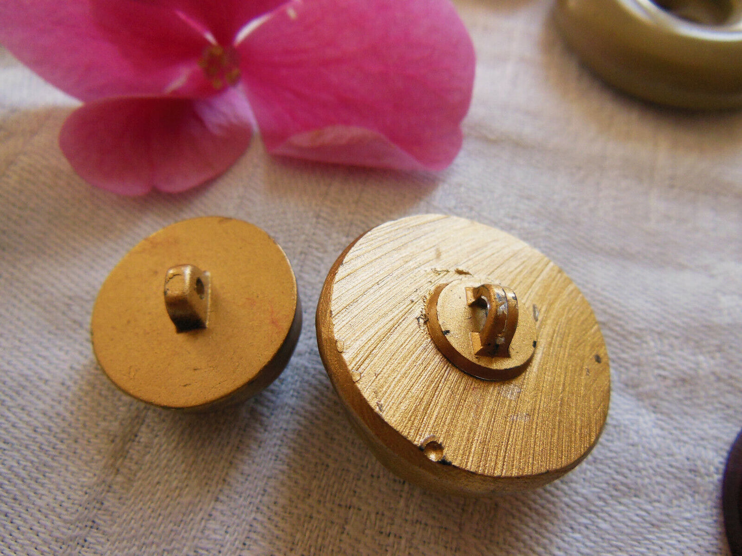 Duo boutons vintage en résine doré à pied volume diamètre 2 et 2,8 cm D17K
