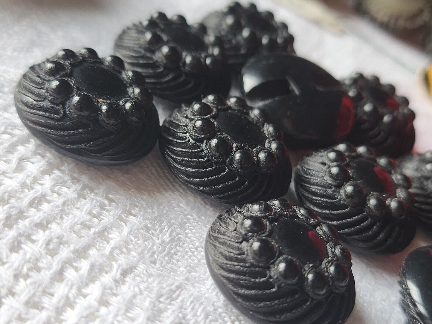 Lot 6 boutons vintage noir à pied travaillé diamètre 2 cm ref 1608