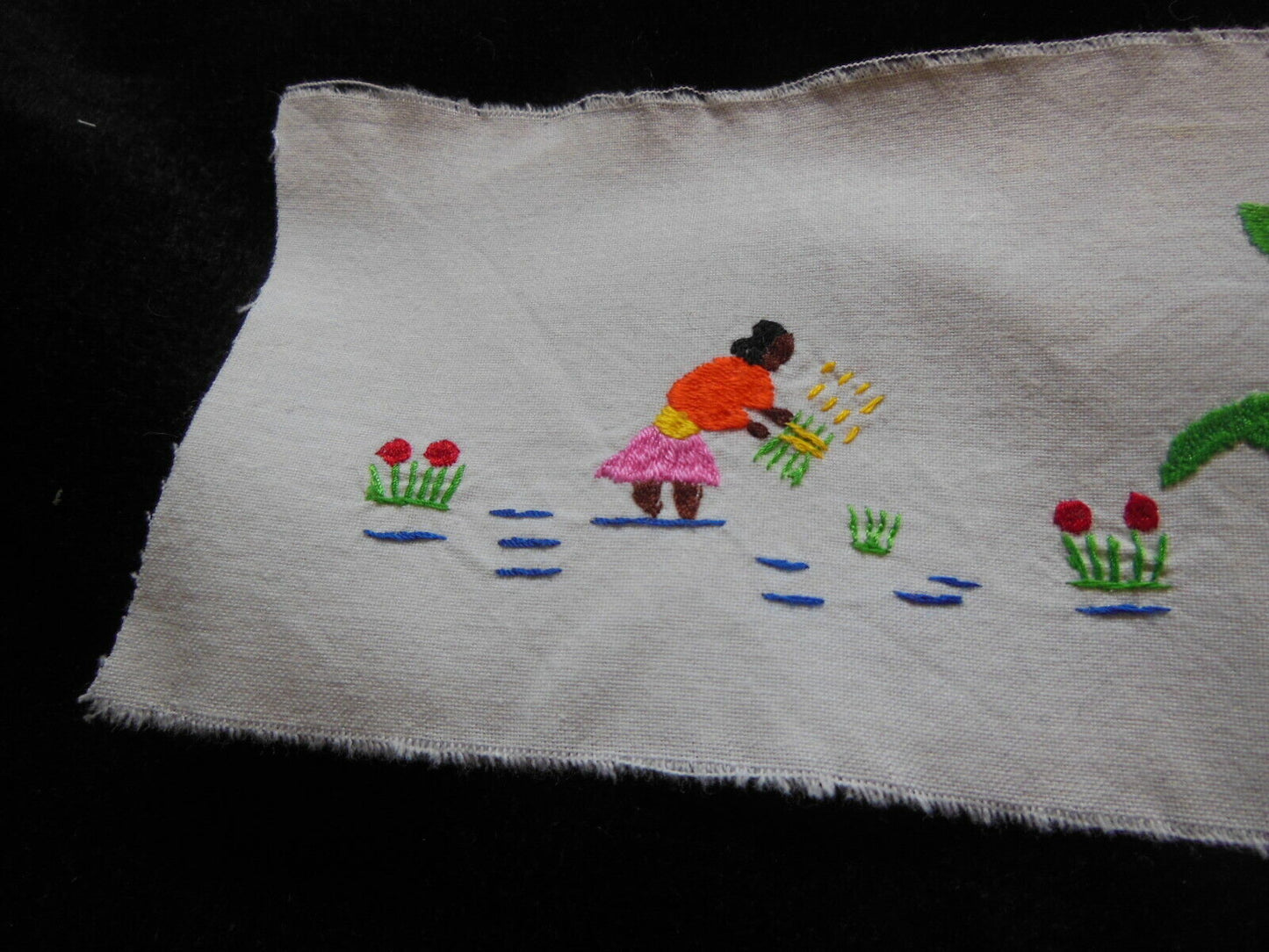 Broderie ancienne colorée personnage champs pour création récup incrustation B7