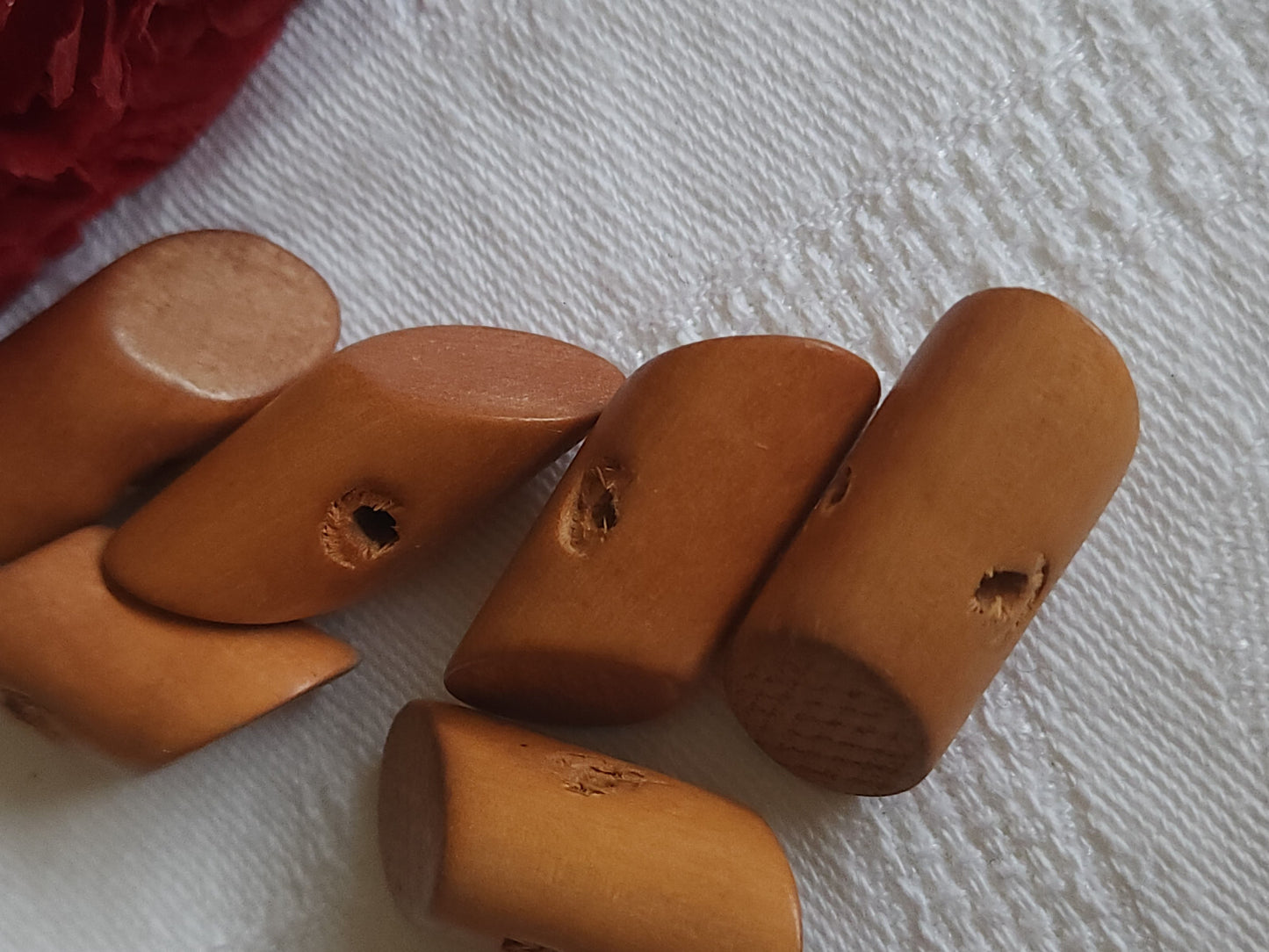 Lot 6 boutons anciens en bois biseauté au max 2,8 sur 1,1 cm ref 5283