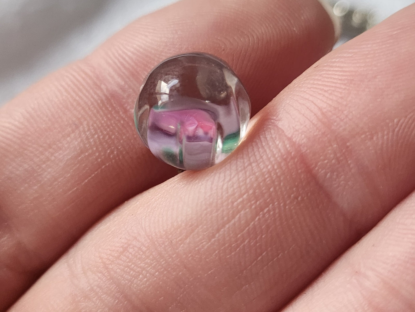 Ancien bouton en verre boule inclusion d'une fleur rose 1,2 cm D16B