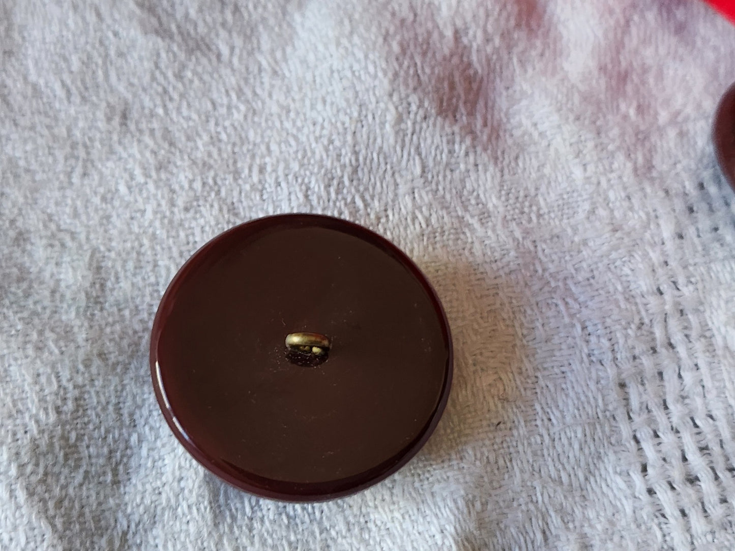 Lumineux bouton ancien prune bombé reflet nacré pied laiton 2,7 cm ref 967