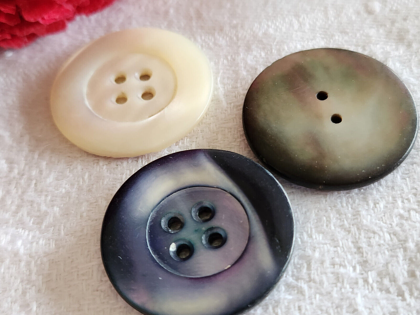 Trio gros boutons anciens en nacre à trou diamètre 2,6 / 2,7 cm G7B