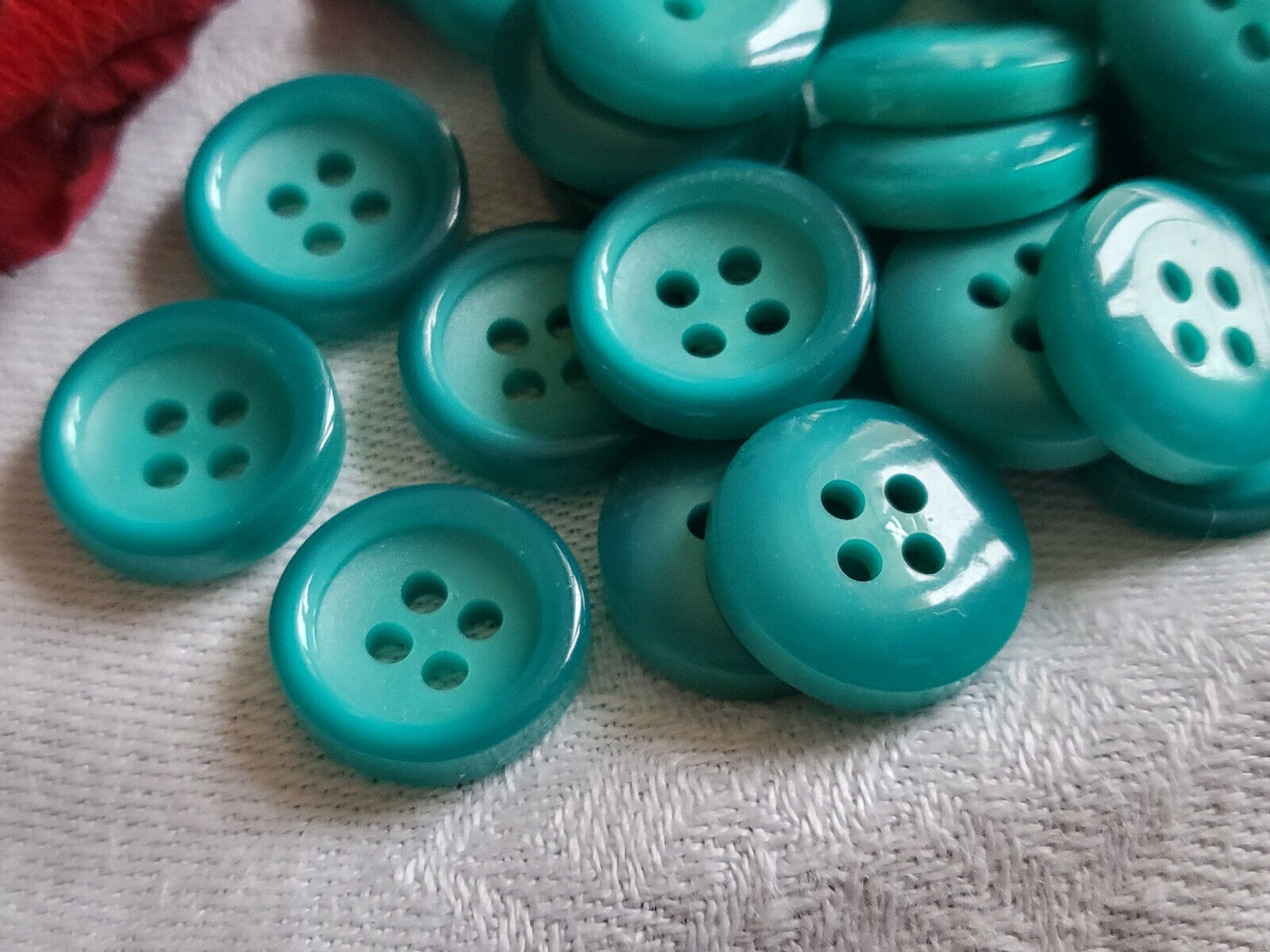 Lot 17 petits boutons vintage bleu diamètre: 1,3 cm à trous ref 5561