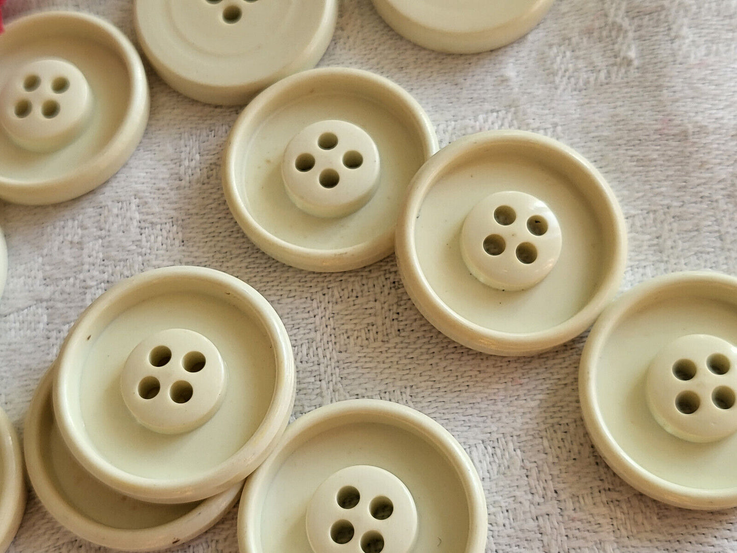 Lot 12 boutons vintage créme coeur rehaussé leger 4 tous 2,1 cm ref 5171