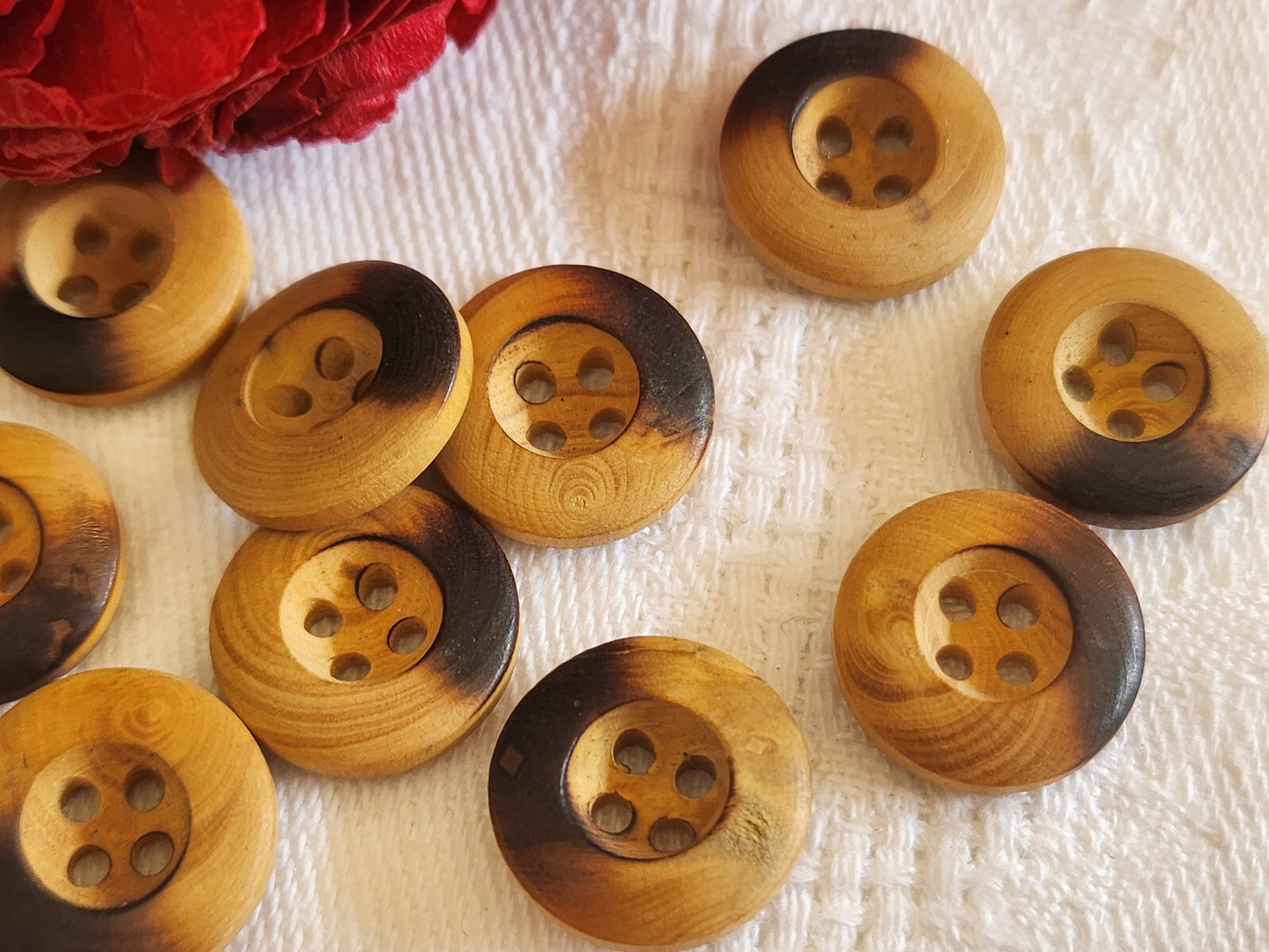 Lot 12 boutons anciens en bois brut 1,4 cm à trous petits ref 628