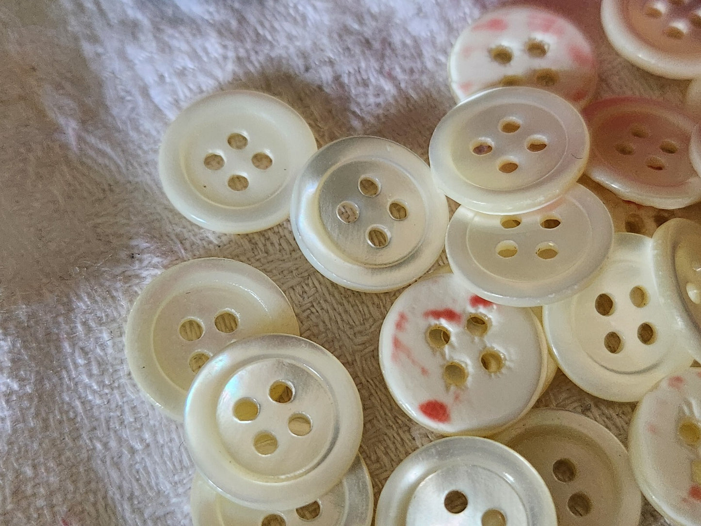 Lot 24 boutons vintage en nacre blanc 4 trous 1,3 cm ref 2348