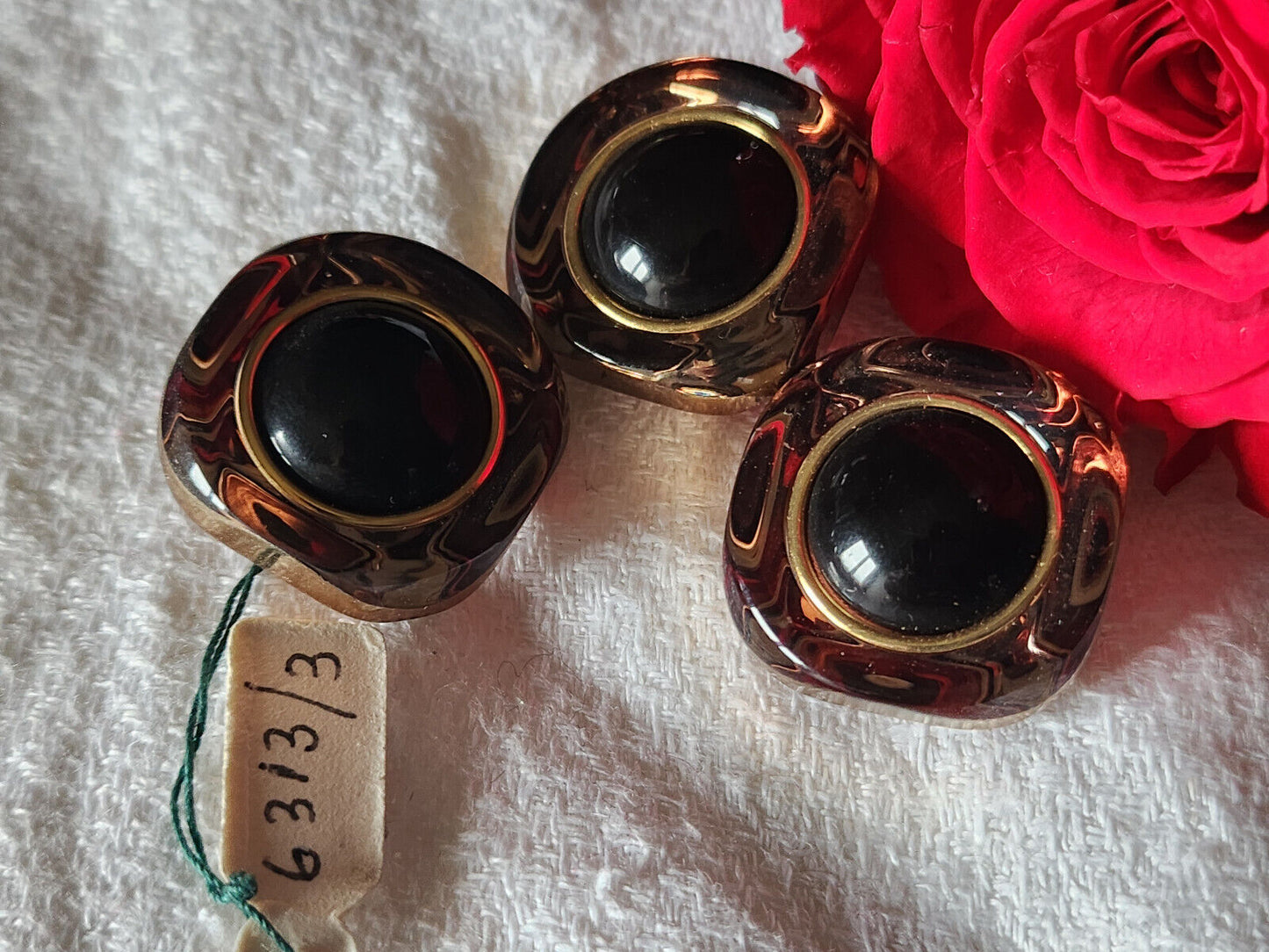 Trio élégants boutons vintage à pied doré noir 2,1 cm carré pied ref 527
