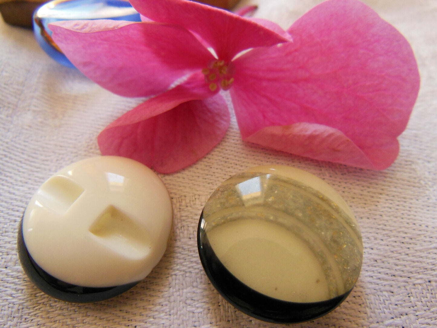 Duo boutons vintage avec inclusion à pied crème bijoux diamètre 2 cm D17k