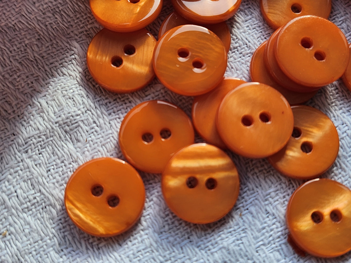 Lot 12 boutons vintage en nacre orange à trous 1,3 cm ref 3461