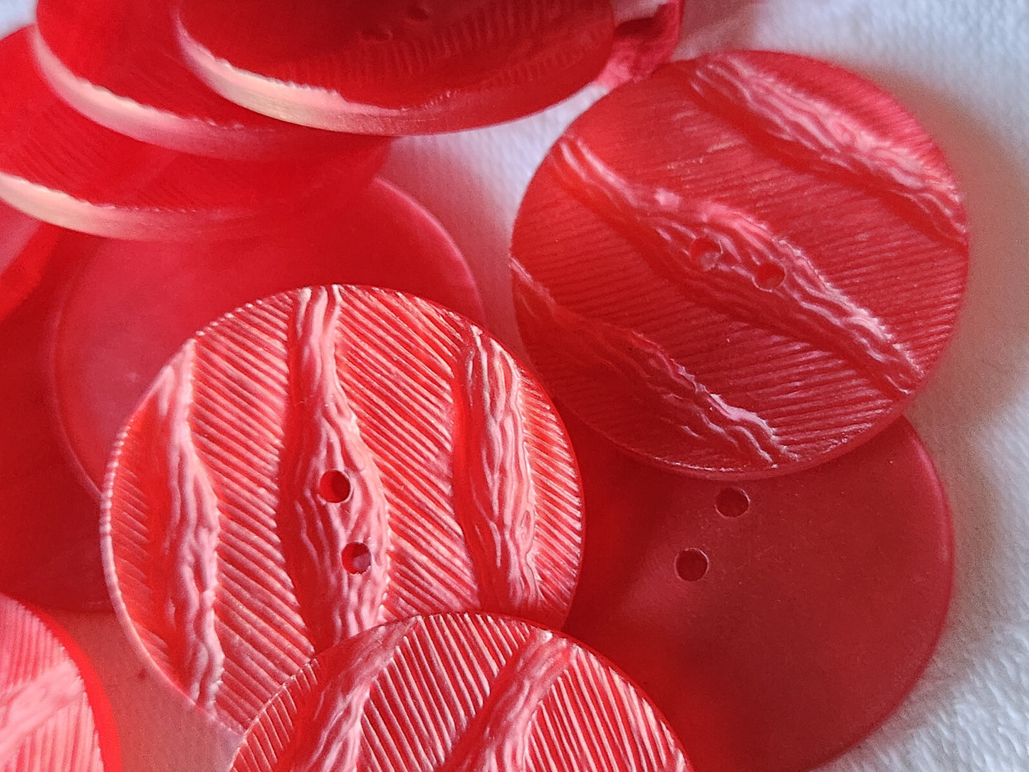 Lot 6 boutons vintage rouge texturé 2,8 cm à trous ref 823