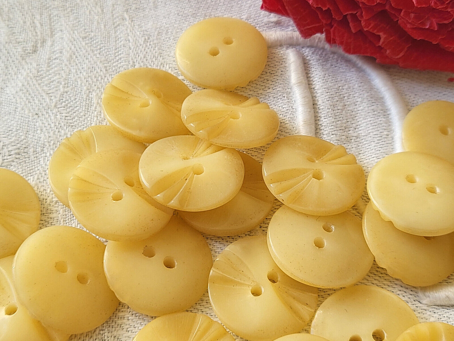 Lot 18 boutons vintage beige strié à trous 1,8 cm ref 2990
