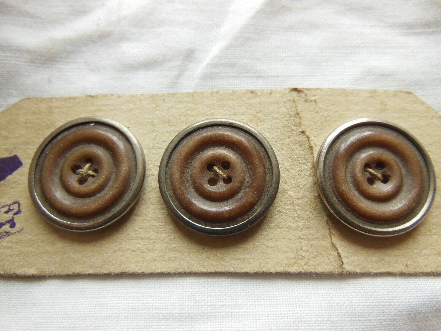 Trio intéressant boutons ancien sur mini plaque bi matière 1,8 cm collection
