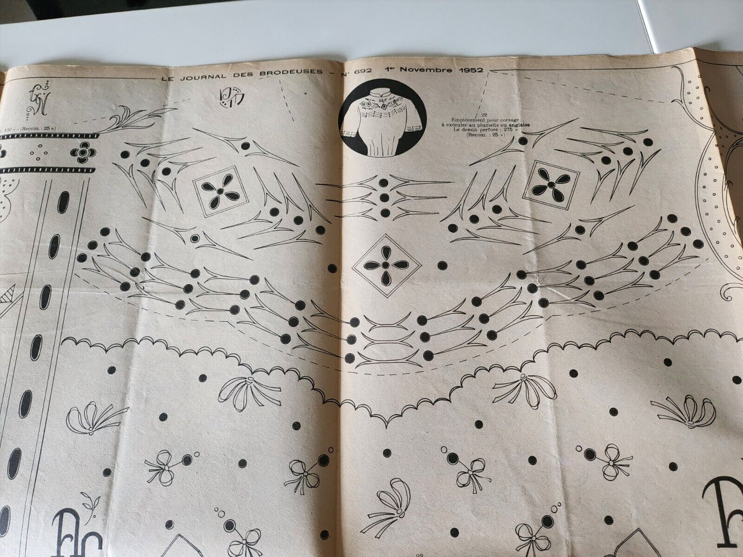 Le journal des brodeuses 1952 n° 692 empiècement chemisier robe enfant taie