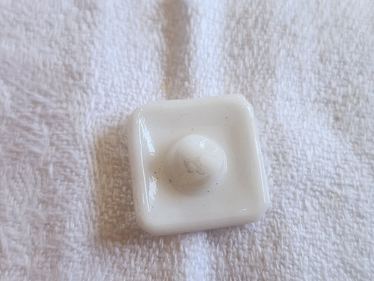 Bouton ancien en verre blanc vintage facette carré piedc 1,8 cm G12B