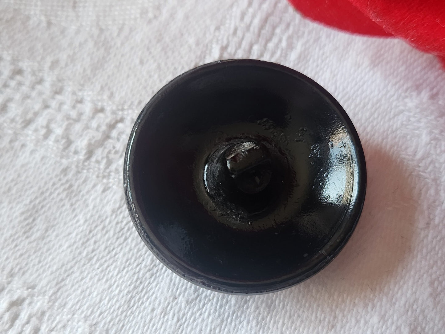 Gros bouton ancien en verre noir cuivré volume 3 cm pied G17L
