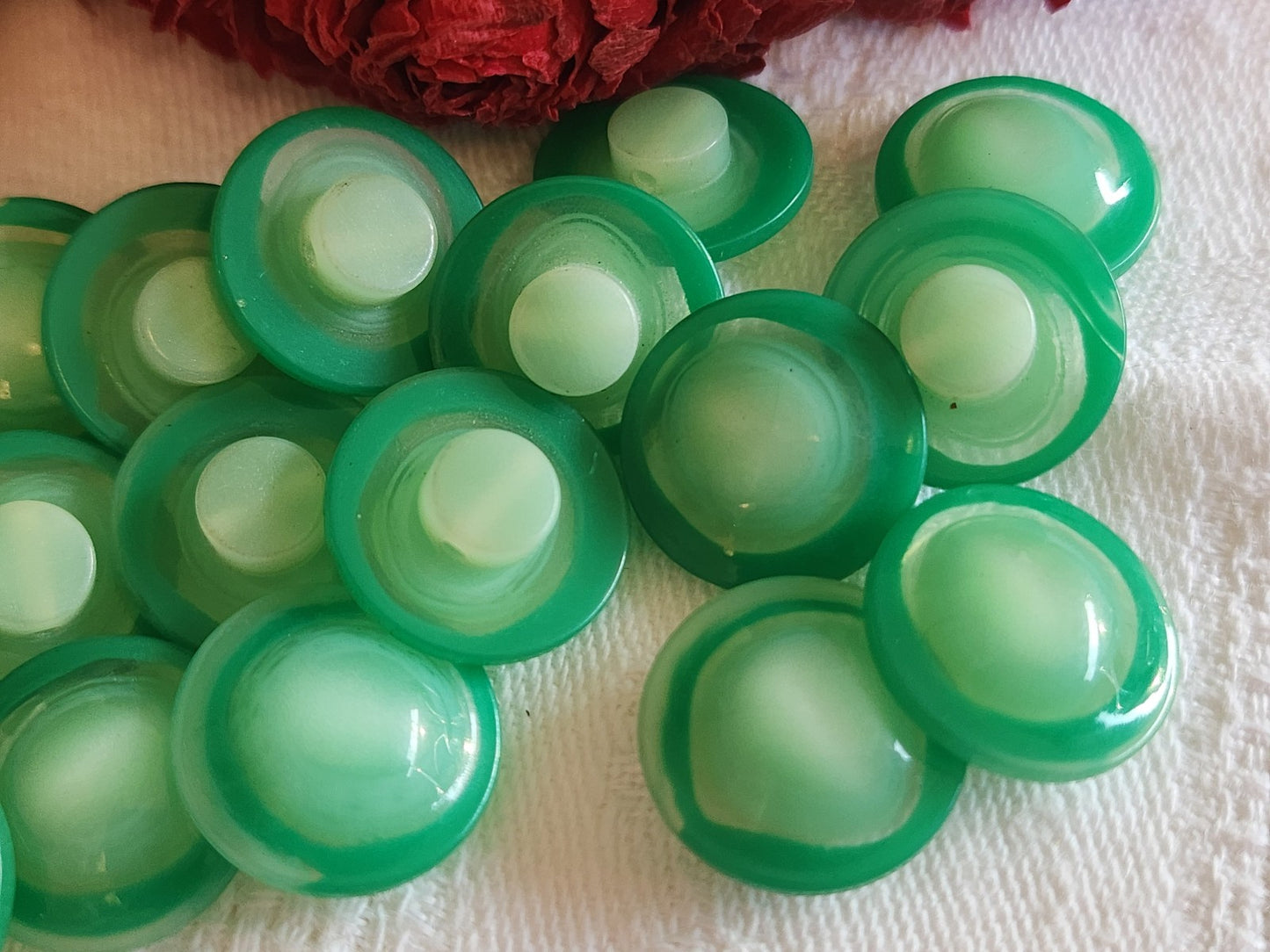 Lot 15 boutons vintage vert transparent à pied 1,5 cm ref 5670