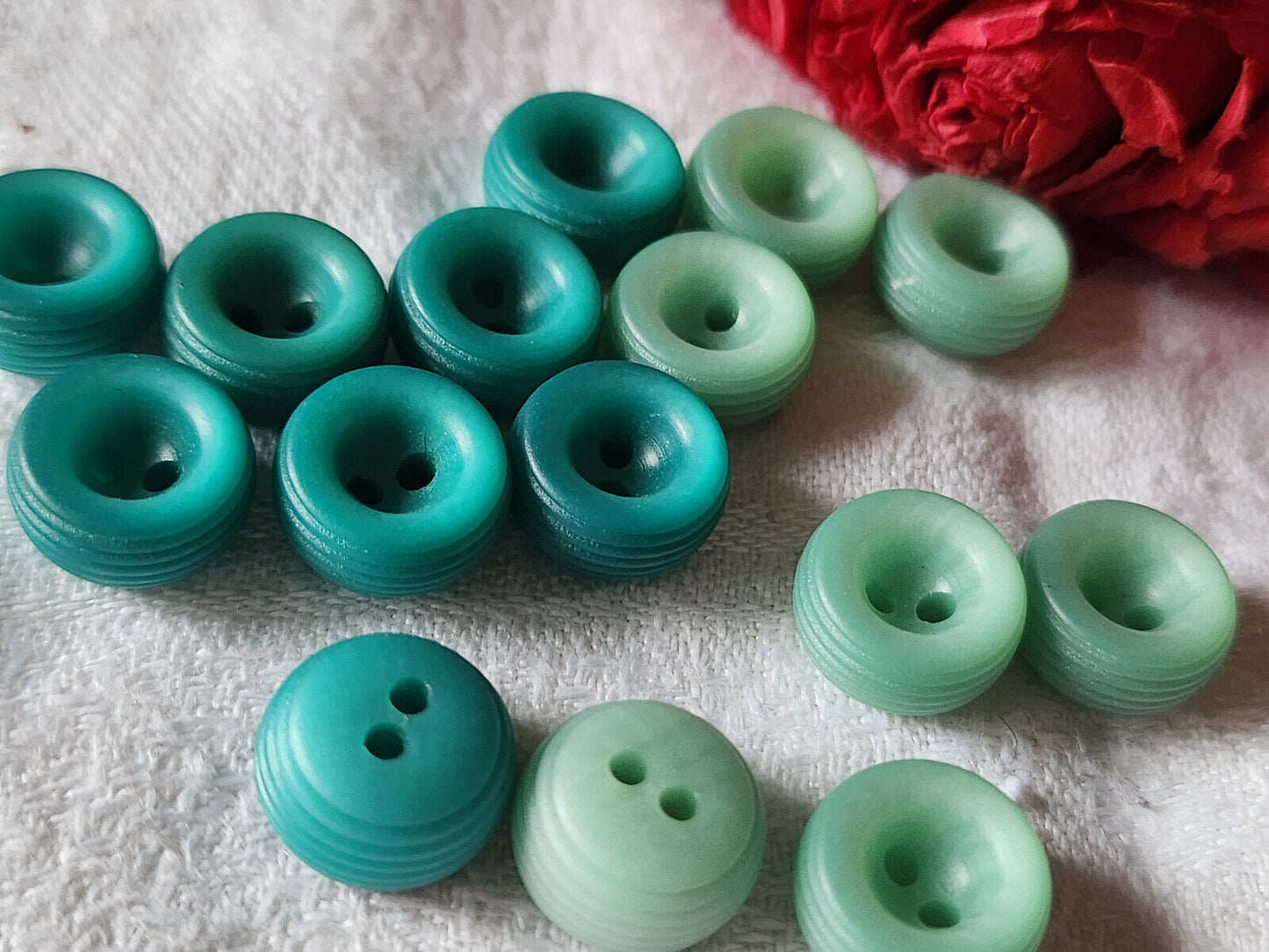 Lot 15 mini boutons vintage bleu deux series 1,1 cm trous ref 1943