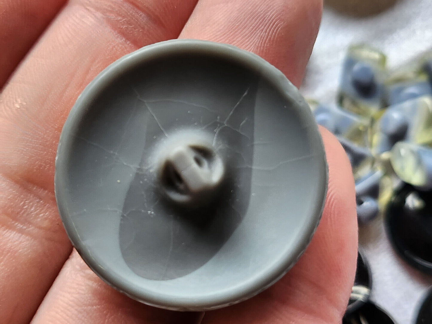 Gros bouton ancien gris mat en verre spirale 3,1 cm G14O
