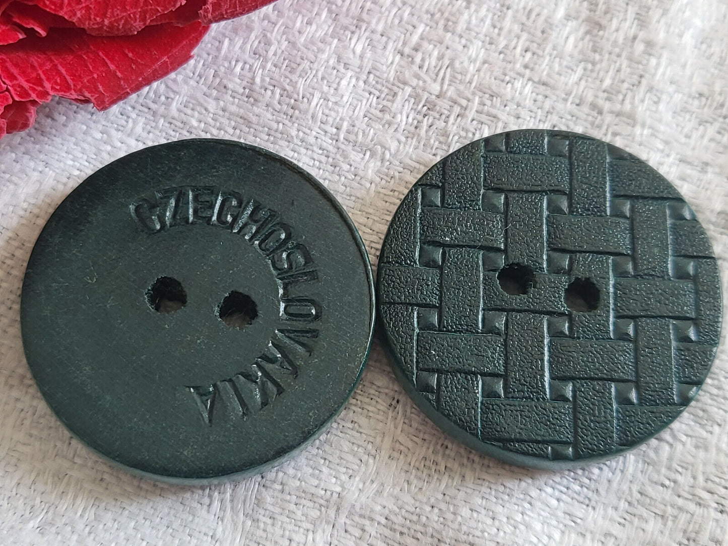 Duo boutons anciens en bois vert Tchécoslovaquie état neuf 2,7 cm D15O