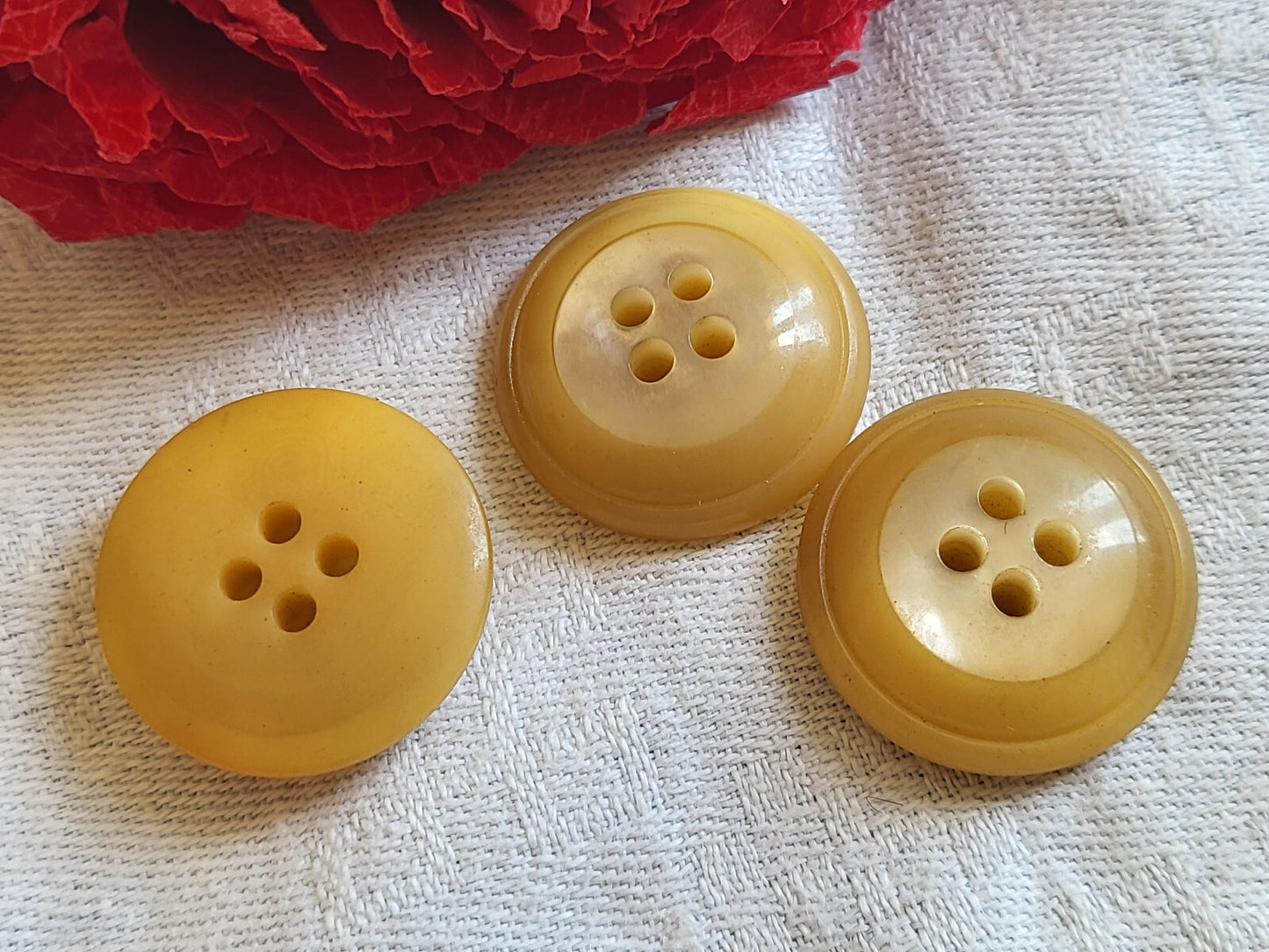 Trio boutons anciens beige et nacré blanc 4 trous bombé 2,3 cm D6F