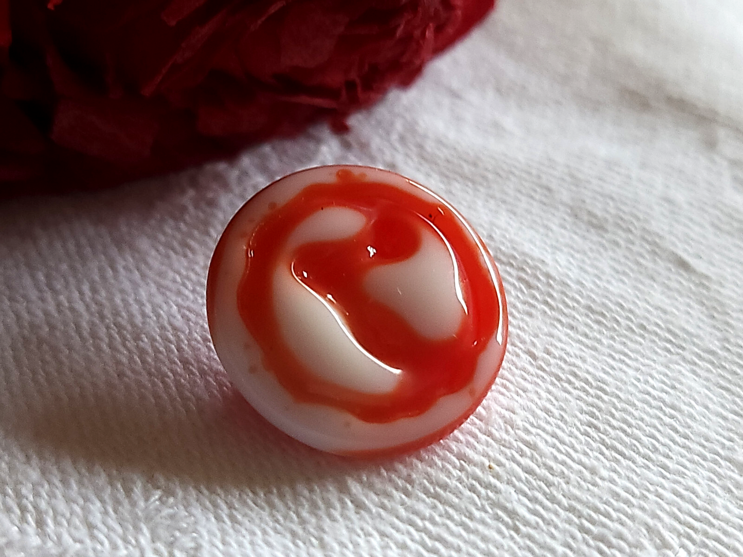Bouton vintage en verre motif nlanc orange relief 1,7 cm G18A