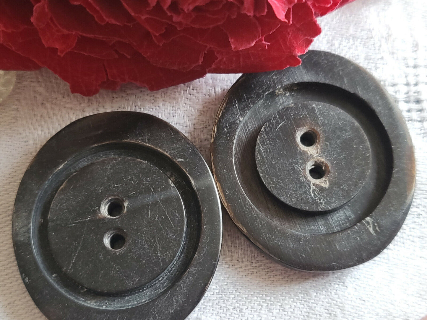 Duo gros boutons anciens ovale en corne sombre 3,6 cm ref 383