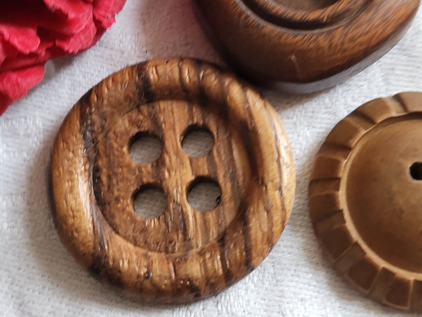 Trio gros boutons anciens en bois diamètre 3,1 à 3,4 cm ref 2527