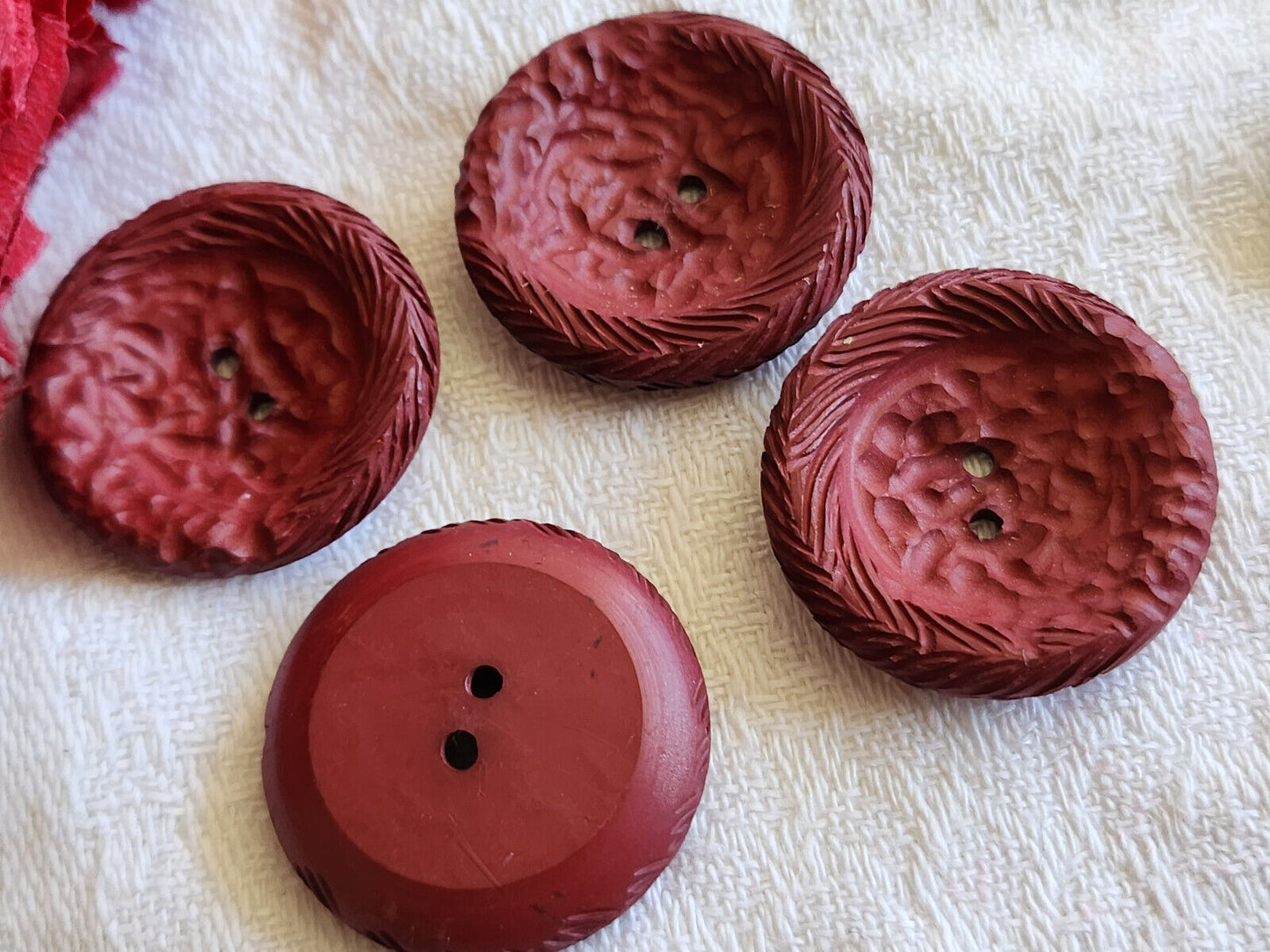 Lot 4 boutons vintage rouge mat à trou travaillé 2,5 cm ref 5656
