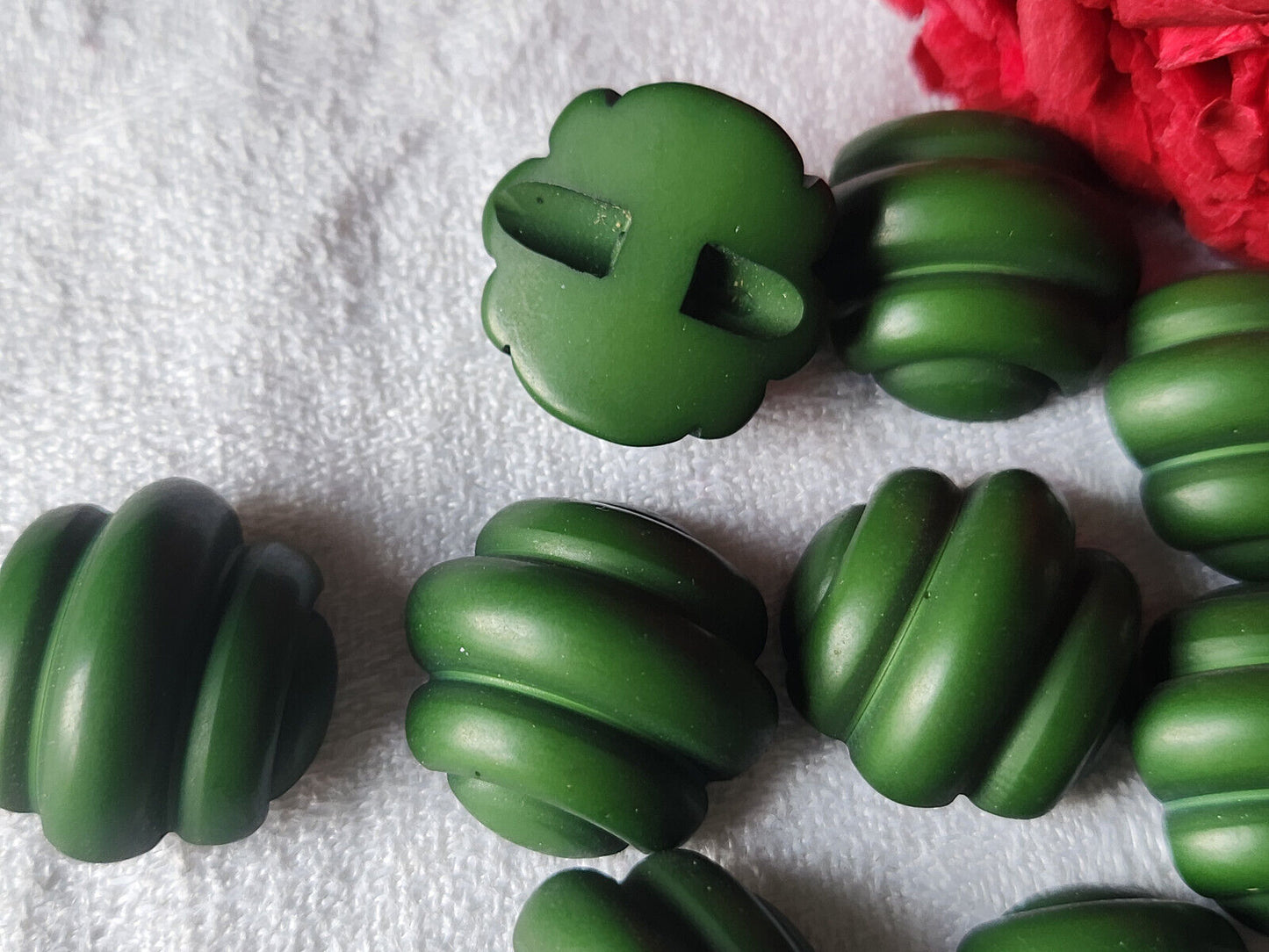 Lot 9 boutons vintage vert mat originaux à pied 2 cm ref 1736