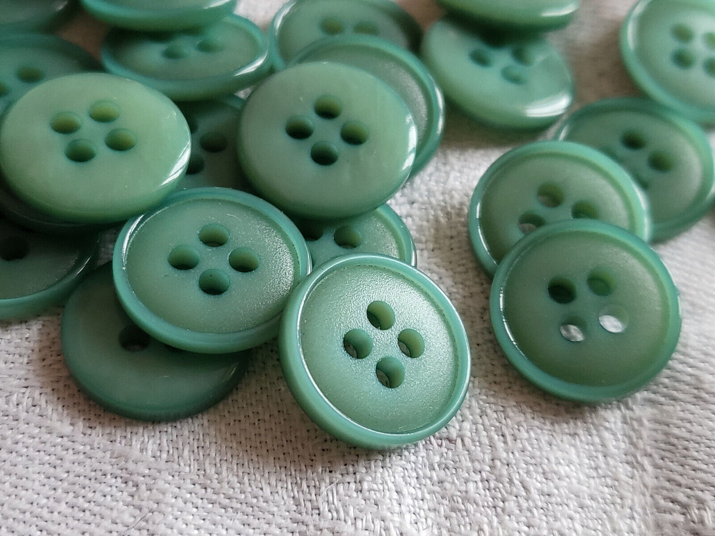 lot 25 petits boutons vintage vert 4 trous diamlètre 1,5 cm ref 1242
