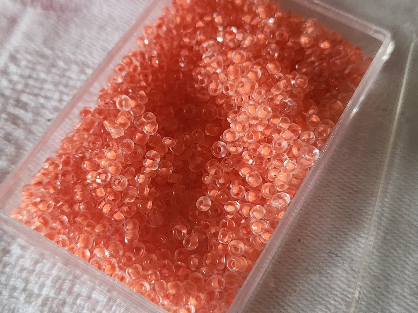 Lot environ 20 grammes de perles de rocaille saumon rose transparente n°5