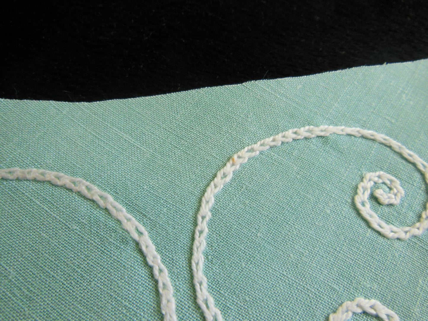 Longue broderie boucle ancienne main vintage fond vert incrustation B7-2
