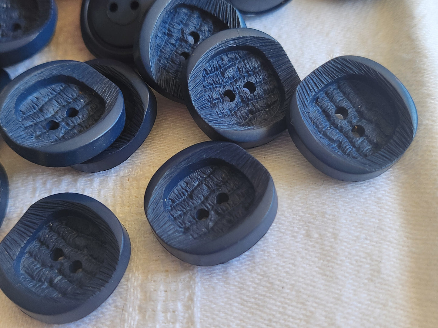 Lot 9 boutons vintage bleu texturé cambré trous 2 cm ref 608
