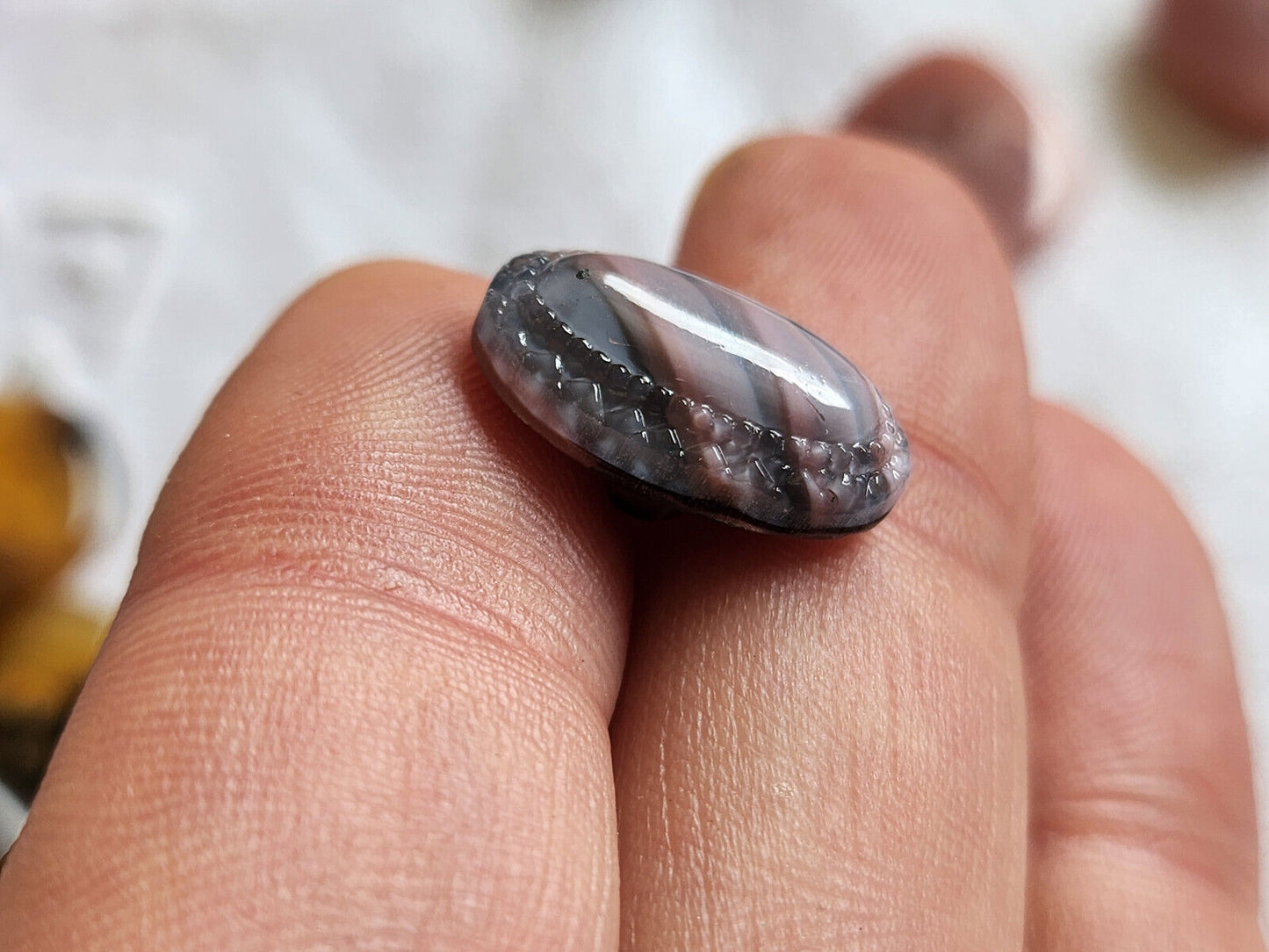 Bouton ancien en verre gris violet étroit collection 1,1 sur 1,7 cm D15B
