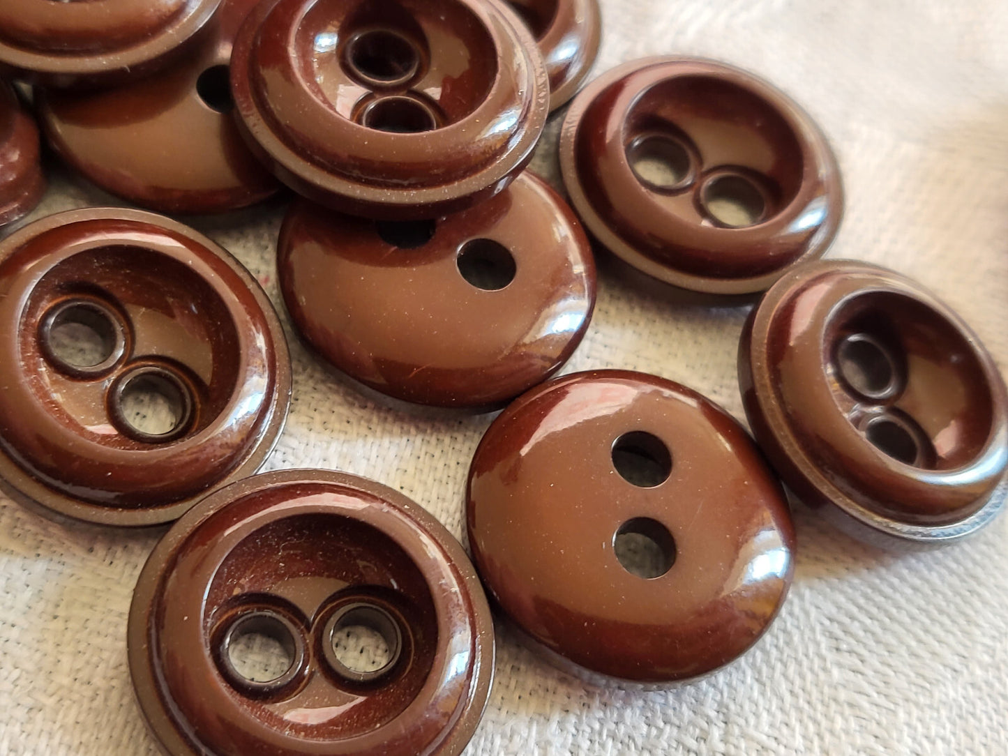 lot 14 boutons rmarron vintage épais à trous 1,7 cm ref 2533